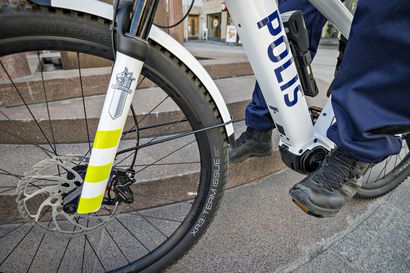 Polkupyöräpoliisi puuttuu sähköpotkulautailun rikkeisiin Oulussa – kaverin kyyditys ja jalkakäytävillä ajaminen tarkkailussa