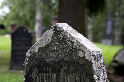 Hautakivelle huoltopesu joka kesä – kivi kestää kauan säännöllisesti hoidettuna