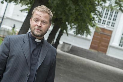 Homoparin vihkivä pappi voi saada varoituksen yhdessä hiippakunnassa mutta toisessa ei – "Kun kirkon yhteinen näkemys puuttuu, syntyy yhdenvertaisuusongelma"