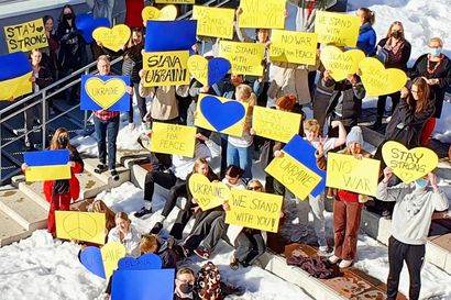 Seisomme rinnallasi, Ukraina – Laanilan lukiolaiset Oulussa osoittivat tukeaan koko sydämestään