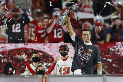 Tampa Bay Buccaneers juhlii mestaruutta – Tom Bradylle jo seitsemäs Super Bowlin voitto