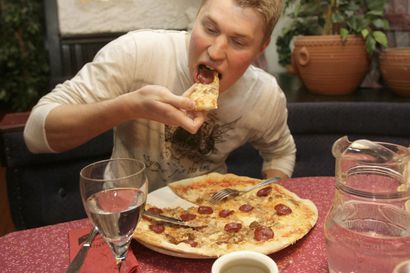 Vanhat kuvat: Pizzeriakulttuuri on elänyt pitkään Pohjois-Suomessa – Oulussa "känkystä" on tullut vuosien aikana lähes tulkoon perinneherkkua