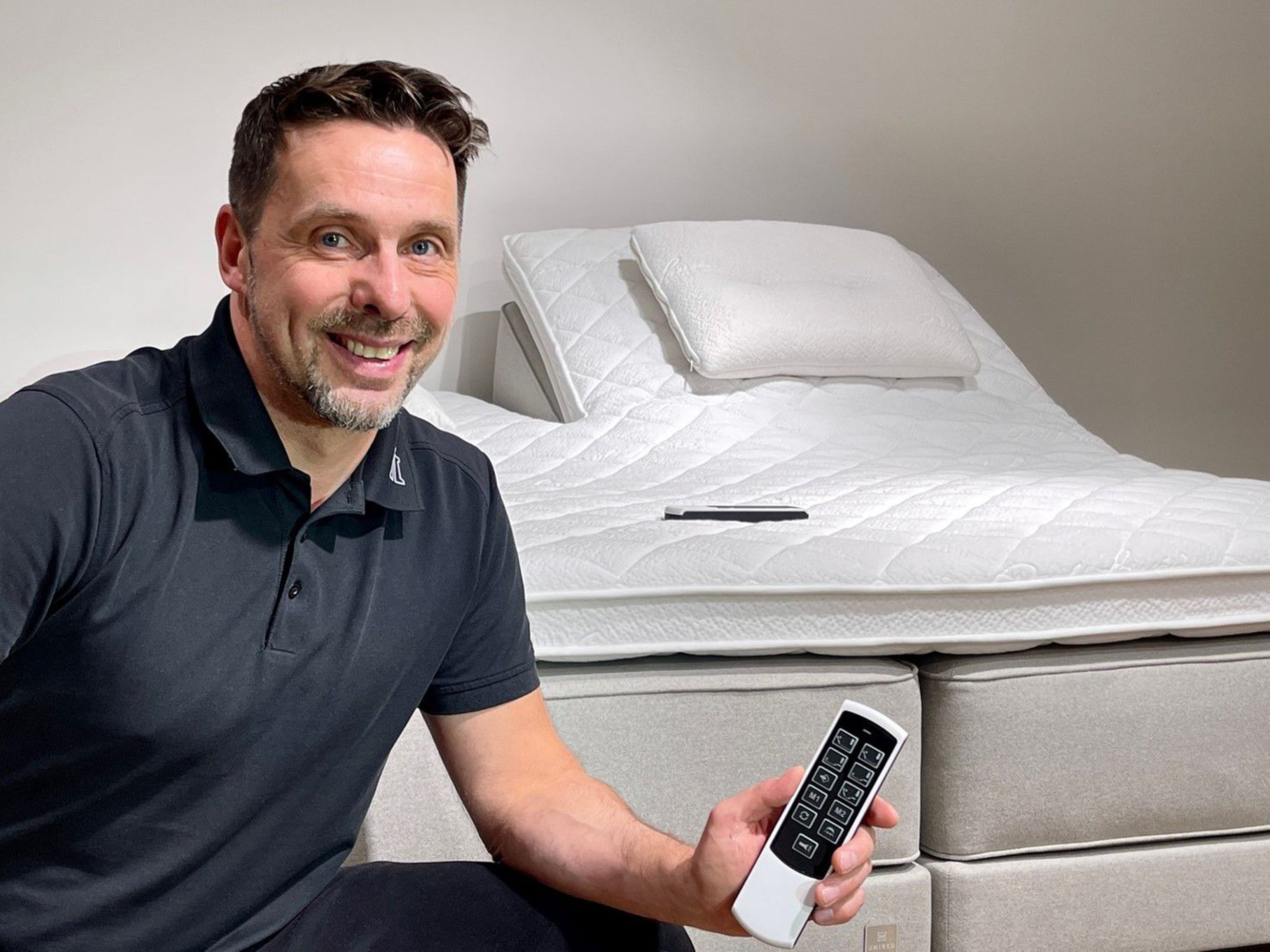 Fysioterapeutti Juha Mäntylän mukaan uusi sänkymalli tarjoaa entistäkin paremman mahdollisuuden palvella yksilöllisesti kaikkia asiakkaita. Laajasta Unibed- mallistosta löytyy jokaiselle se juuri oikea vaihtoehto. Sängyn sovittamiseen saa aina ammattilaisen jakamattoman avun ja opastuksen.
