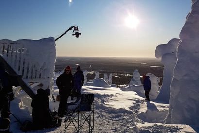 Kuvausryhmä laittoi sir David Attenboroughn seisomaan lumihankeen Kuusamon Kuntivaarassa – Legendaarinen luontodokumentaristi matkusti Suomeen etsimään tykkypuita