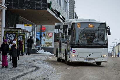 Oulun keskustan bussipysäkit olivat ensimmäisenä lakkoaamuna tavanomaista hiljaisempia – "On hankalaa arvioida, milloin bussit kulkevat, kun on ilmoitettu vain lähtöajat"