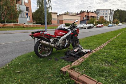 Moottoripyöräkuski kaahasi poliisia pakoon Kaakkurissa – takaa-ajo päättyi tieltä suistumiseen