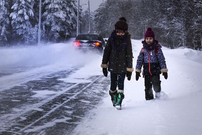 "Äiti, jos aura-auto tulee niin pitääkö väistää tien toiselle puolelle?" Kysyvät Rovaniementien maantie-etappia pelkäävät lapset Vasaraperässä