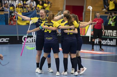 Suomen salibandynaiset taipuivat MM-finaalissa jatkoajalla – Ruotsi voitti kahdeksannen maailmanmestaruuden peräkkäin