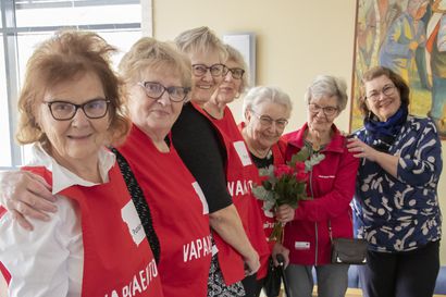 "Meidän liikuntavastaava Risto on 92-vuotias, joten jos hänen vauhdissa pysyy, niin kannattaa tulla mukaan", kannustaa Oulunsalon Terveyspointtihoitaja Anneli Lämsä
