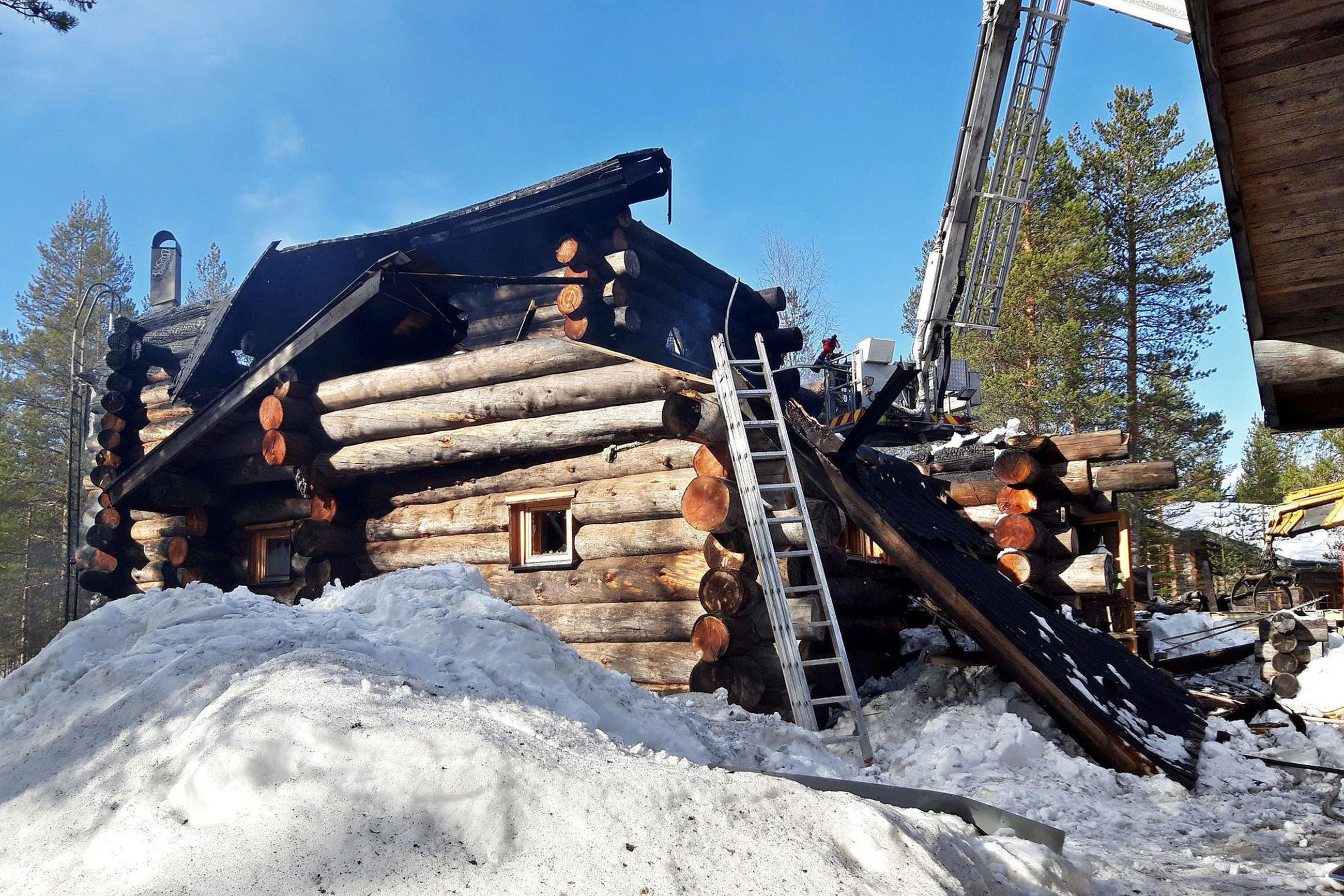 Rakennuslehti: Levin kolme henkeä vaatineen mökkipalon taustalla voi olla  petos – sähköt saattoi asentaa henkilö, jolla ei sähköurakointioikeutta |  Lapin Kansa