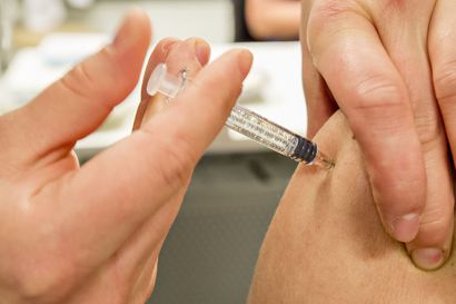 Pennanen vastaa, takkuaako rokoteajanvaraus: Oulaisissa influenssarokotteen ottaja voi ottaa myös koronatehosterokotteen