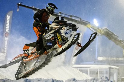 Kuvagalleria: Lumi pöllysi Raksilan pesäpallostadionilla Stadioncross-tapahtumassa