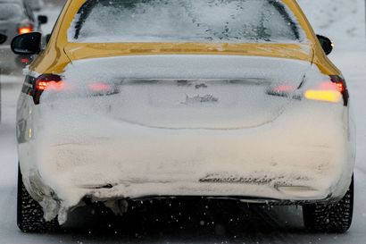 Lumimyräkkä aiheutti Oulussa muutamia peltikolareita ja tieltä suistumisia – Pelastuslaitos: "Onnettomuuksia yllättävän vähän olosuhteisiin nähden"