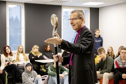 Piispa Keskitalo kävi koululaisten tentattavana – tuottajia piispa muistutti, että seurakunta arvostaa kotimaisen ruuan tuotantoa