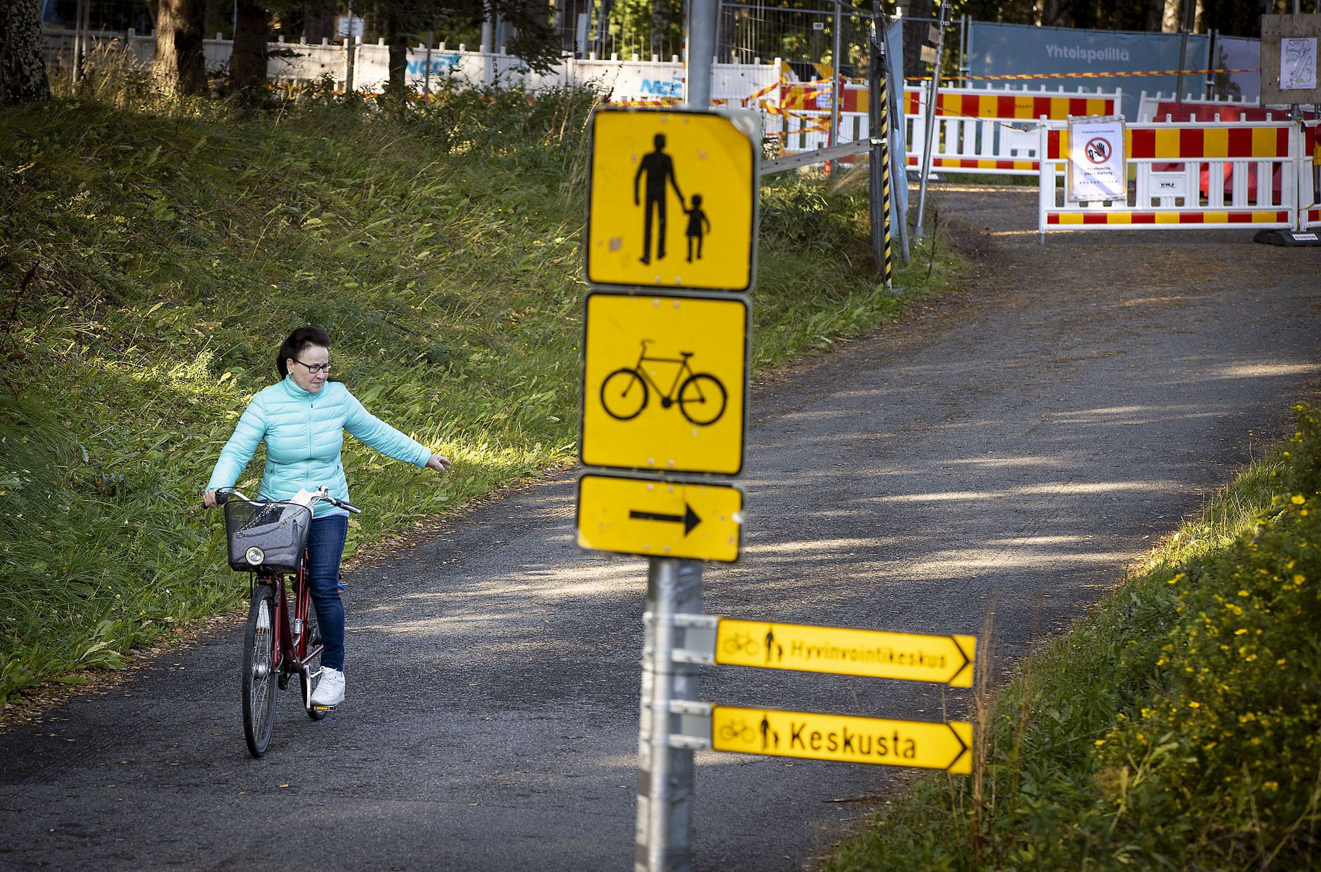 Kontinkankaan kohdalla Kajaanintiellä pitää nyt koukata alikulun kautta –  torstaina moni kiersi esteet ja pyöräili väärään suuntaan autotiellä |  Kaleva