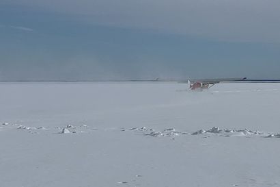Pienkoneita Oulujärven jäällä Vaalassa Säräisniemessä