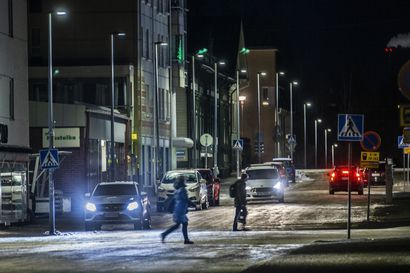 Kun Oulussa katuvalo pimenee, viive vikailmoituksesta korjaukseen voi kestää kuukausia – katuvalaistuksen kunnossapitäjäksi vaihtui Destia
