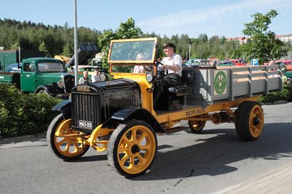 Sata vuotta julkista liikennettä Pudasjärvellä – Pudasjärven osuus-kaupan auto kuljetti alkuun rahtia ja matkustajia Oulun ja Pudasjärven välillä kolmesti viikossa.