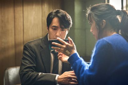 Elokuva-arvio: Cannesissa palkittu eteläkorealainen romanttinen jännäri onnistuu katsojan perspektiivin sekoittamisessa - Sirpaleinen rakenne voi tuntua tarpeettoman sekavalta