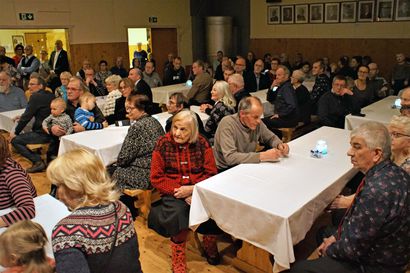 Siurualla iloinen ja tunnelmallinen itsenäisyysjuhla – 105-vuotiaan Suomen kunniaksi juhlaillallinen maistui ja saha soi Finlandiaa, katso video ja kuvat