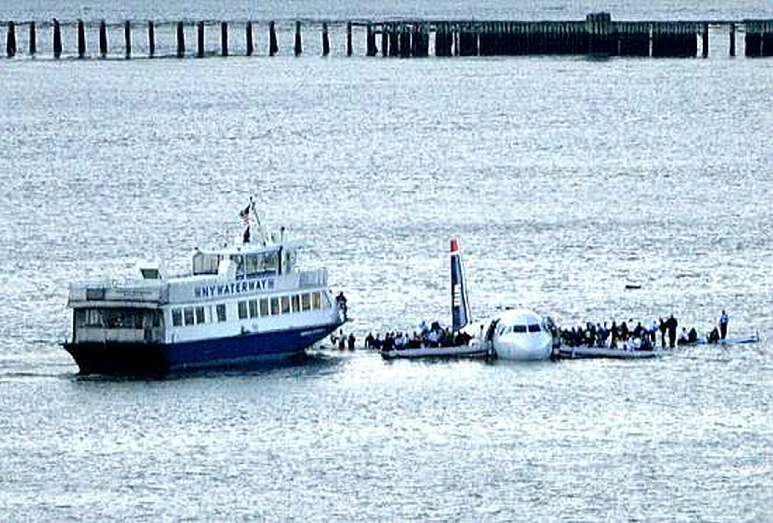 Самолет приземляющийся на воду. Us Airways Flight 1549. Аварийная посадка a320 на Гудзон. Самолет приземление на воду а320. Самолет терпит бедствие.