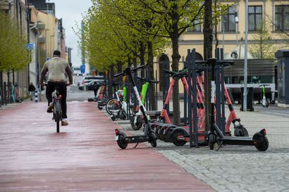 Skuuttisuma Oulun torinrannassa, poliisi muistutti oikeaoppisesta pysäköinnistä – Helsingissä on lautaparkkeja ja sähköpotkulautojen siirtelijöitä