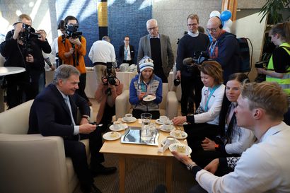 Krista Pärmäkoski muodostaa yksinään puolijoukkueen, presidentti Niinistö suitsutti olympiajoukkueen paluujuhlassa