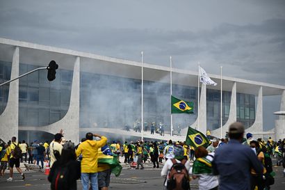 Brasiliassa ex-presidentti Bolsonaron kannattajat hyökkäsivät parlamenttitalolle, presidentinpalatsiin ja korkeimman oikeuden rakennukseen
