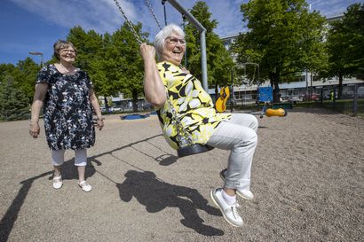 "Ei siihen lauluun kuulunut peppua!" – serkukset Armi Kyllönen ja Mirja Tuliniemi leikittivät oululaislapsia leikkipuistoissa viisi vuosikymmentä sitten