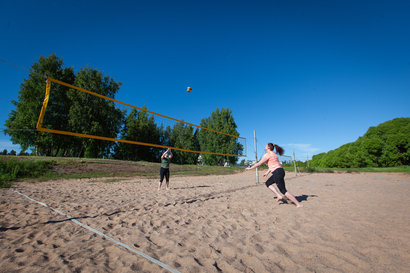 Oppia suosittuun kesäharrastukseen – Saloisten Salama aloittaa beach volley -harjoitukset nuorille