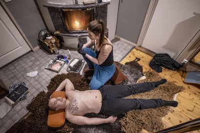 Ukin pihapihlajasta tuli tatuointimustetta, kun oululainen Veikko Mikkonen otti tatuoinnin muinaisin menetelmin – Katso videolta, miten tatuointi syntyy orapihlajan piikillä naputtaen