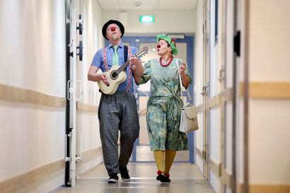 Oulun sairaalaklovnit laajensivat reviiriään palvelukoteihin – "Punaisen nenän taika toimii muistisairaiden vanhustenkin parissa"