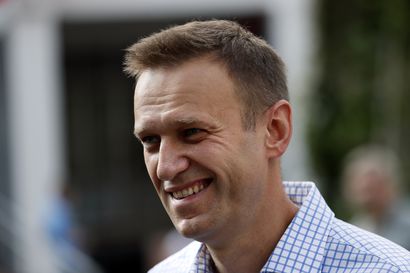 Mitä Aleksei Navalnyille tapahtuu Venäjälle palatessa? Novitshok-murhayrityksestä toipuva saa tukijoiltaan juhlavastaanoton – Putinin koneisto uhkaa vankilalla