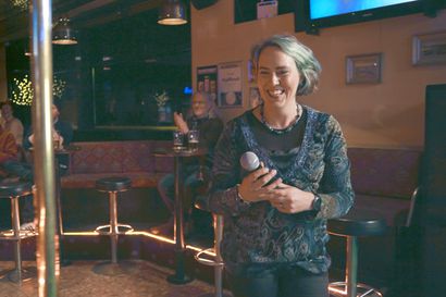 Arvio: Suomalainen laulaa joko ilosta tai surusta – dokumenttielokuva kertoo karaokekansan tunteikkaat tarinat