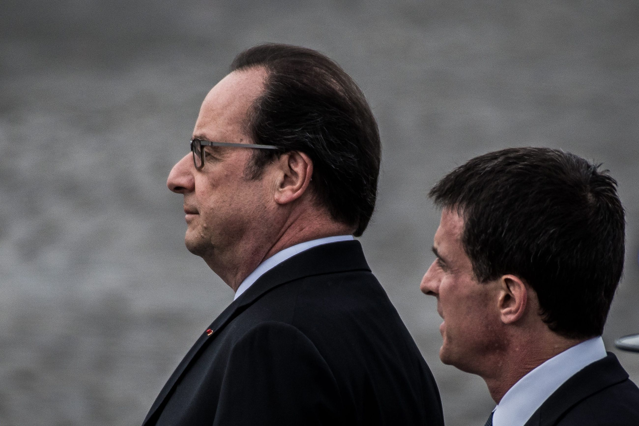 Франсуа Олланд смотрит вверх