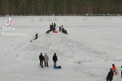Tunnelmia Siikalatvan hevosurheilijoiden lauantaina Piippolan raviradalla järjestämästä laskiaistapahtumasta.