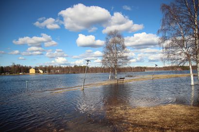 Jongunjärven pinta jo laskussa – tulvavesi nousee edelleen tielle