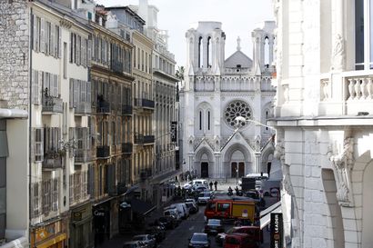 Kolme kuollut ja useita loukkaantunut Nizzan veitsi-iskussa – poliisi ampui sivullisia uhkailleen miehen myös Avignonissa