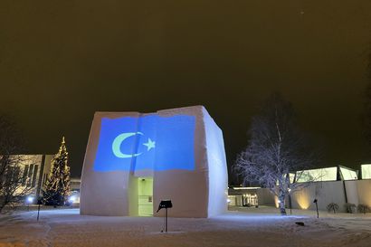 Uiguurilippu heijastettiin lumikuutioon Rovaniemellä – tempauksella haluttiin kritisoida kohutun lumiteoksen lupaprosessia