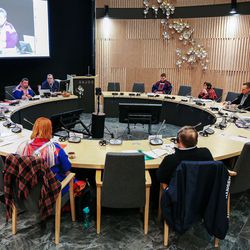 Yllätys saamelaiskäräjien kokouksessa: saamelaiskäräjälain uudistuksen vastustajiin kuulunut Anu Avaskari asettui tukemaan lakiuudistusta, esittää muutosta kuntakiintiöihin