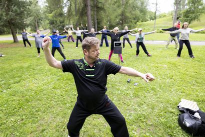 Sisäelimille omat sarjat, kesällä keskitytään sydämeen – Oulun Taijiseuran qigong-harjoitukset Hupisaarilla sopivat kaikille