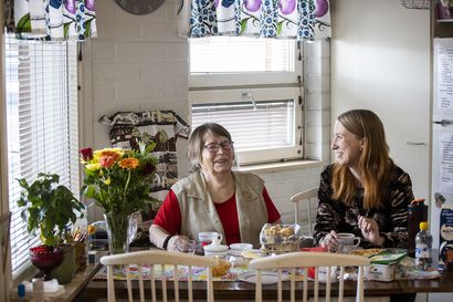 91-vuotiaan oululaisen Martta Aittolan kotikummi ja ystävä on 35-vuotias Laura Siitonen – "Ruoka maistuu paremmalta ystävän seurassa"
