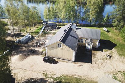 Historiaa ja luovaa korjaamisen intohimoa – Ritola on toiminut pankkina, kunnantalona ja päiväkotina, nyt Markku Knuuttila ja Ulla-Maija Paukkeri remontoivat siitä kotia