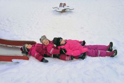 Lumilautailua, poniratsastusta ja moottorikelkkailua – lukijan kuvissa perheen pienimmät nauttivat ulkoleikeistä talvilomatunnelmissa