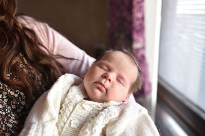 Hän on vuoden ensimmäinen kuusamolainen pienokainen – Sarin ja Timon "Vauveli" ottaa arjen rauhallisesti nukkuen ja ruoka-ajoista muistuttaen