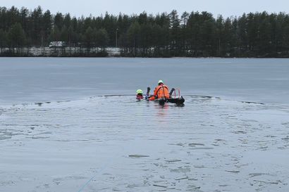 Oulu-Koillismaan pelastuslaitos harjoittelee pintapelastamista Petälammella