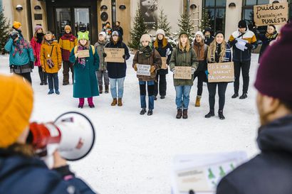 Metsäliike järjesti mielenosoituksen Metsähallituksen toimitilojen edustalla Rovaniemellä - mielenosoitus sujui rauhallisesti iskulauseiden ja puheiden tahdissa