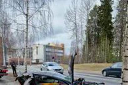 Musta Audi repesi kahteen osaan rajussa onnettomuudessa Kaakkurissa yöllä – katso video paikalta
