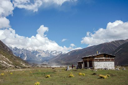 Elokuva-arvio: Laulajan urasta haaveilevalla opettajalla on Himalajan vuoristossa edessään vaikea valinta