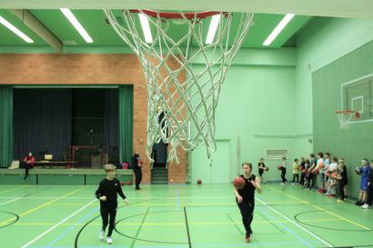 Kuusamolaisille koululaisille suunnitteilla kaksi säännöllistä koripalloiltaa, tapahtuma kokosi kiinnostuneita lupaavasti – "Tässä on niin kivaa olla ja tämä on urheilullista"
